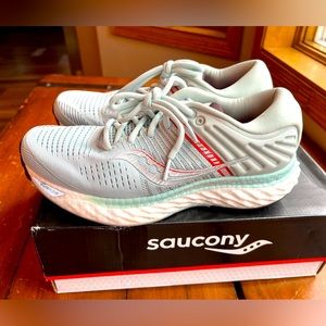 New Saucony Triumph 17 Women’s 8.5 Sky Grey/Coral